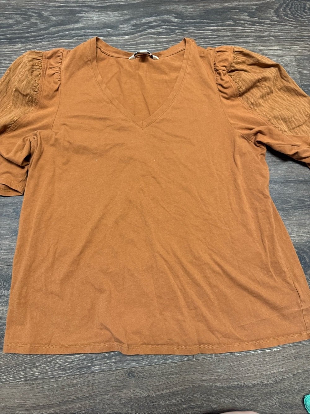 The Pioneer Woman Rust V-Neck Puff Sleeve Tee